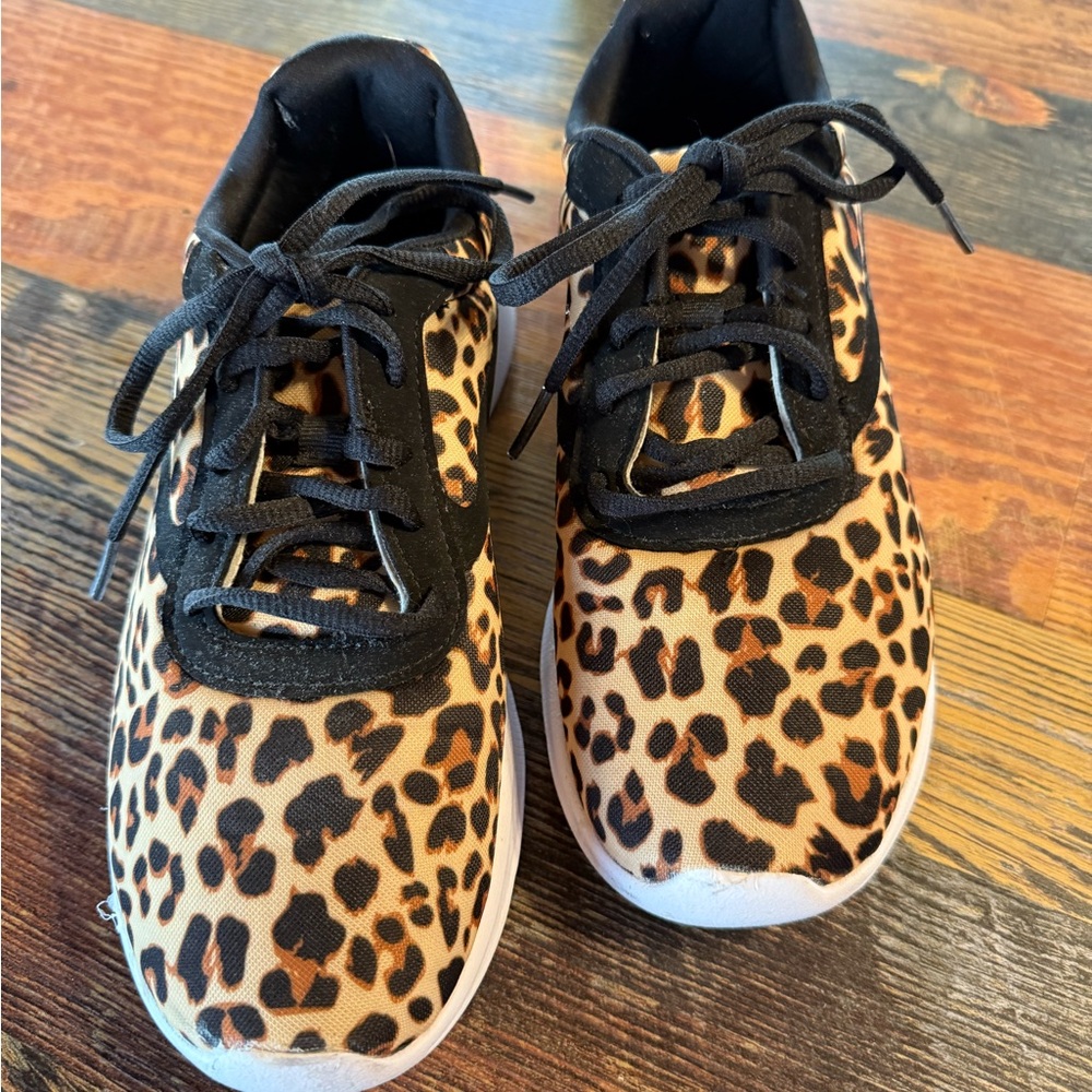 Leopard Print Animal Print Ladies Walking Casual Shoes Lace up size 7.5